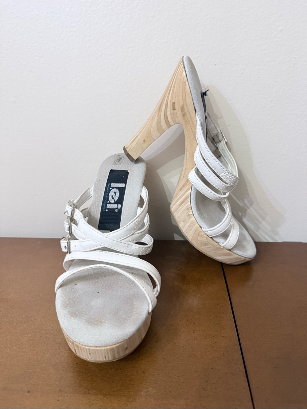Y2K l.e.i White Wooden Platform Heel Sandals Strappy Buckles 6 US Bratz Baddie